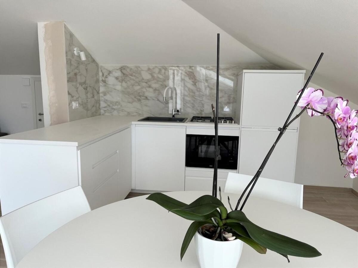 Ferienwohnung Attico Lilium Peschiera del Garda Exterior foto