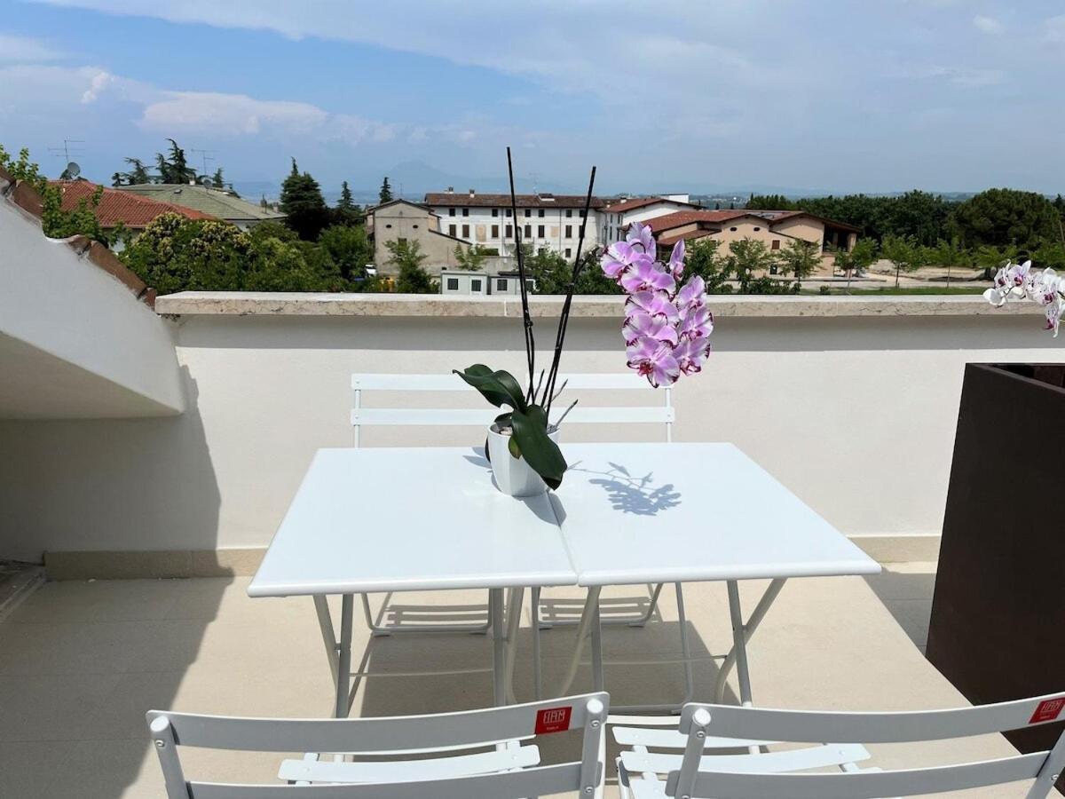 Ferienwohnung Attico Lilium Peschiera del Garda Exterior foto