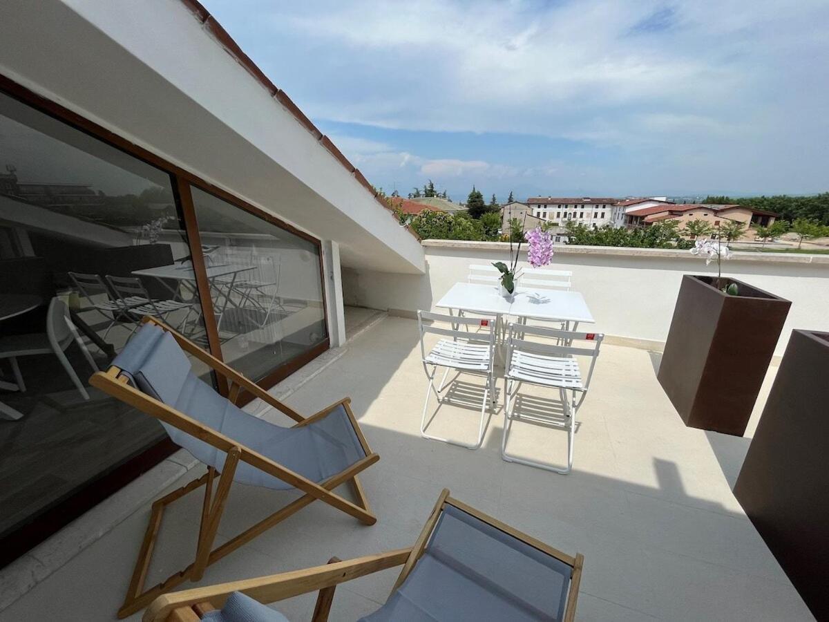 Ferienwohnung Attico Lilium Peschiera del Garda Exterior foto